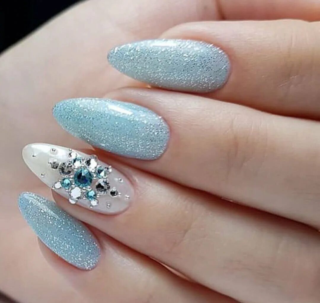 голубые ногти с блестками. голубой с блестками масура бейсик. голубой маникюр с блестками. голубой маникюр с блестками 2024. маникюр зимний нежный.