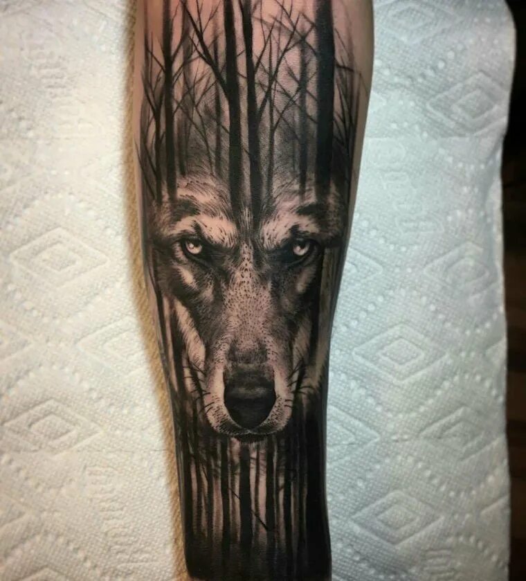Волк с лесом тату. Тату волка на руке. Тату волктна руке мужские. Тату волка на руке. Тату на руке волк и лес мужские.