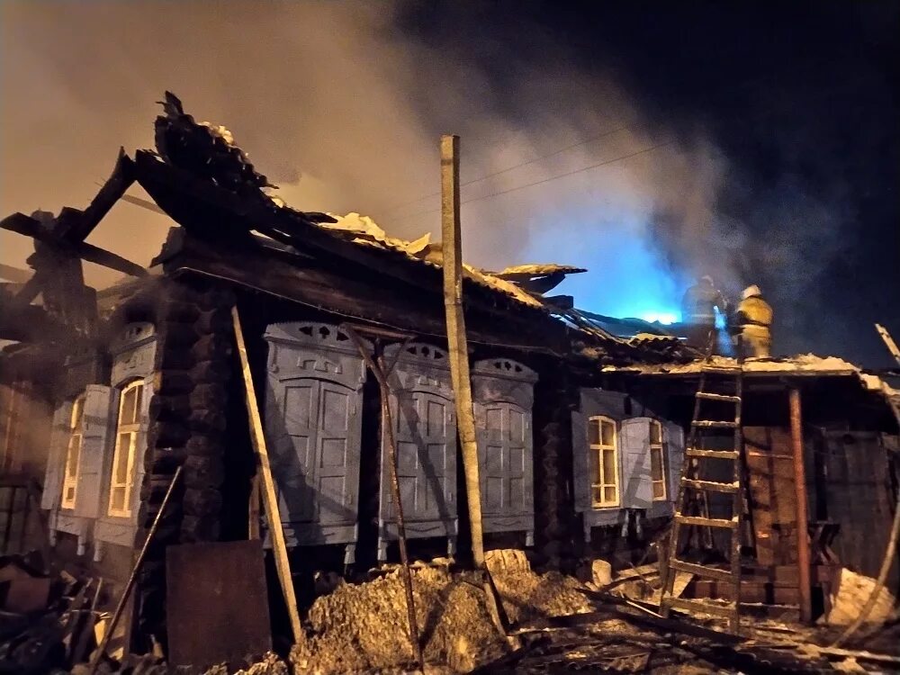 Оформить сгоревший дом. Пожар в доме. горящий дом. сгоревший деревянный дом. дом горит.