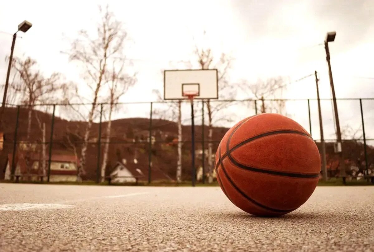 Ball street. Баскетбольный мяч для улицы. Баскетбольный мяч на площадке. Стрит баскетбол. Баскетбольный мяч стрит.