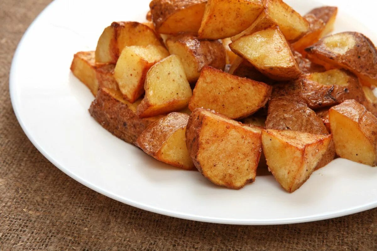 Жареная или вареная картошка. Жареная картошка с колбасой. Potato. Cooked Potatoes.