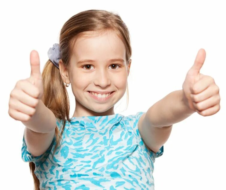 Маленькая девочка пока. Маленькая девушка по росту. Маленькая девочка с хвостиками. Ребенок показывает пальцем. Покажи девочек.