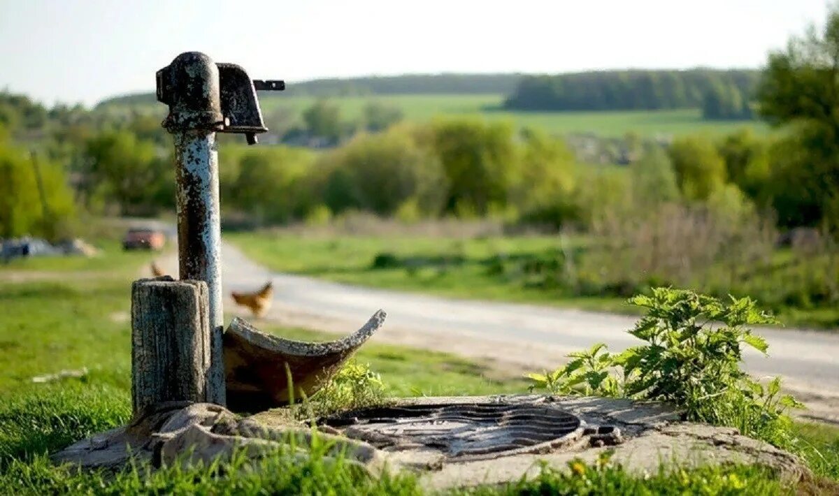 Водяная колонка в деревне. Деревенская колонка для воды. Уличная колонка. Колодец в деревне.