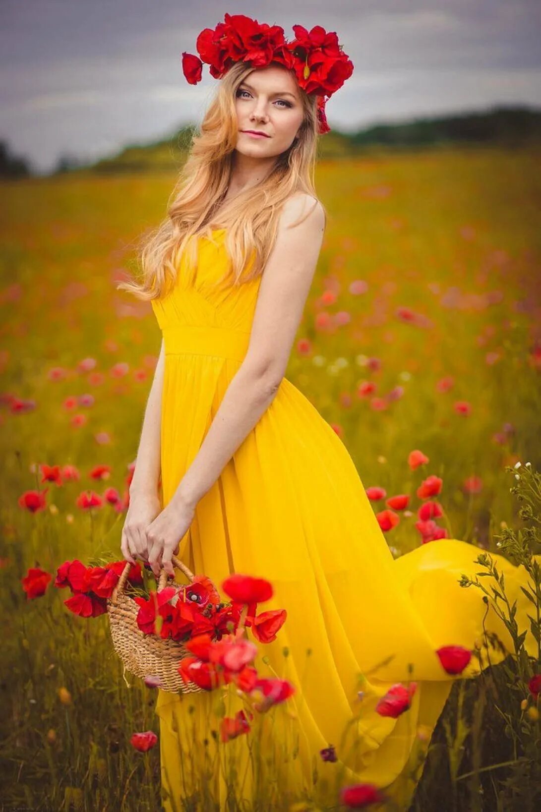 Девушка в желтых цветах. Девушка в желтом платье. Яркая девушка. Красивая девушка в желтом платье. Желтая краса
