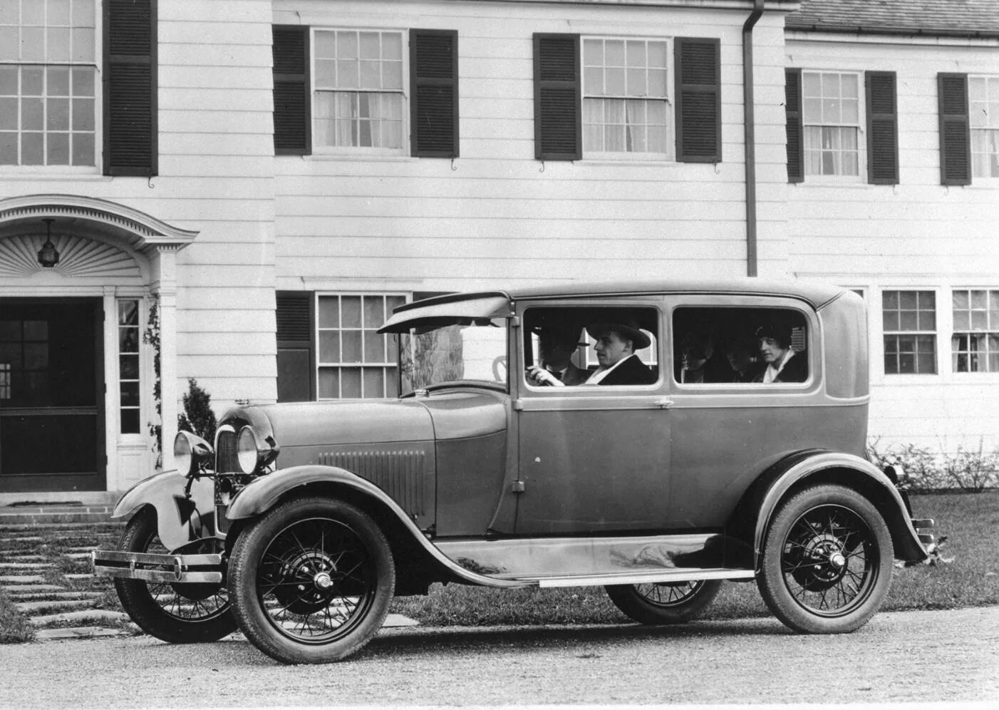 Ford model a Tudor sedan (1927). Ford model AA 1927. 1932 Ford Tudor sedan.