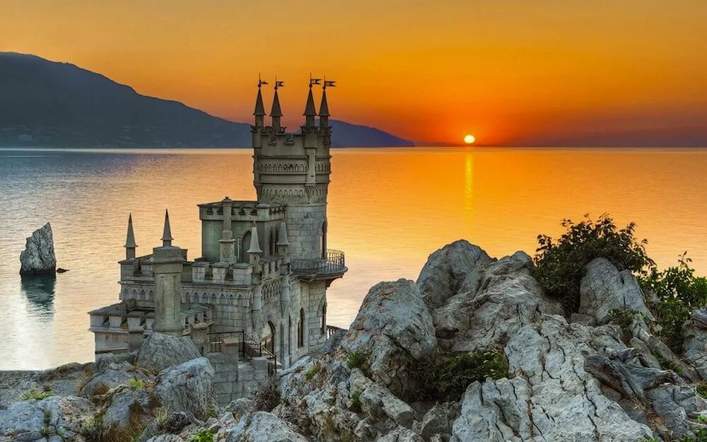 Породистые крым. Замок Ласточкино гнездо в Крыму. Замок «Ласточкино гнездо» Ялта, Крым. Ялта достопримечательности Ласточкино гнездо. Россия Ялта Ласточкино гнездо.