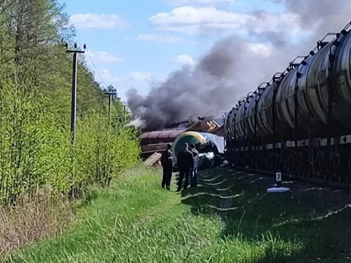 Диверсия под самарой. Подрыв поезда в Брянской области. Подрыв железной дороги в Брянской области. Сход Локомотива с рельсов Брянская. Подрыв ЖД путей в Брянской области.