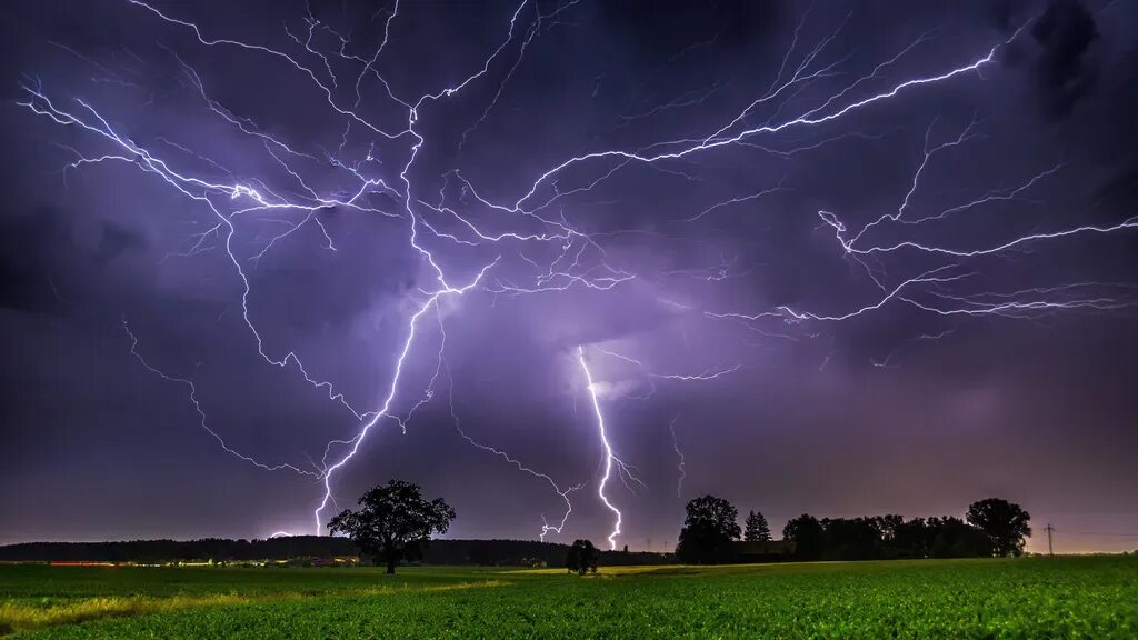 Грозовые тучи. Гроза молния. Природа с грозой. Гром и молния. Темное небо с молниями.