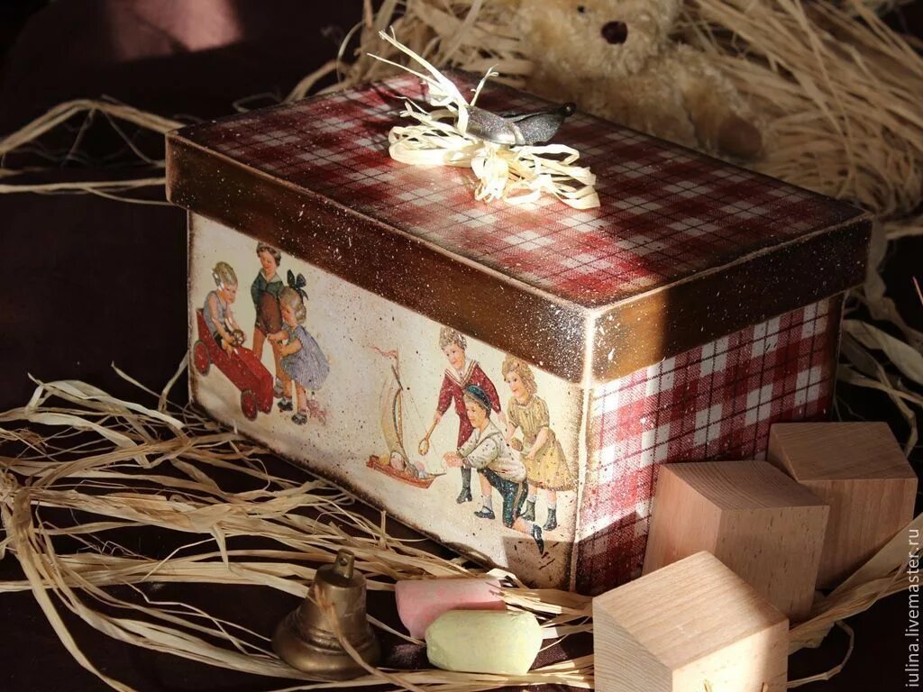 Подарки декупаж. Декупаж картонной коробки. подарочная коробка декупаж. новогодний короб для игрушек декупаж. новогодний короб декупаж.