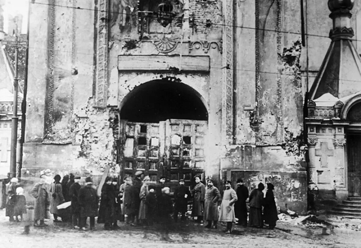 После 1917 года. Никольские ворота кремля 1917. расстрел московского кремля 1917. обстрела московского кремля в 1917 году.. разрушенная москва 1917.