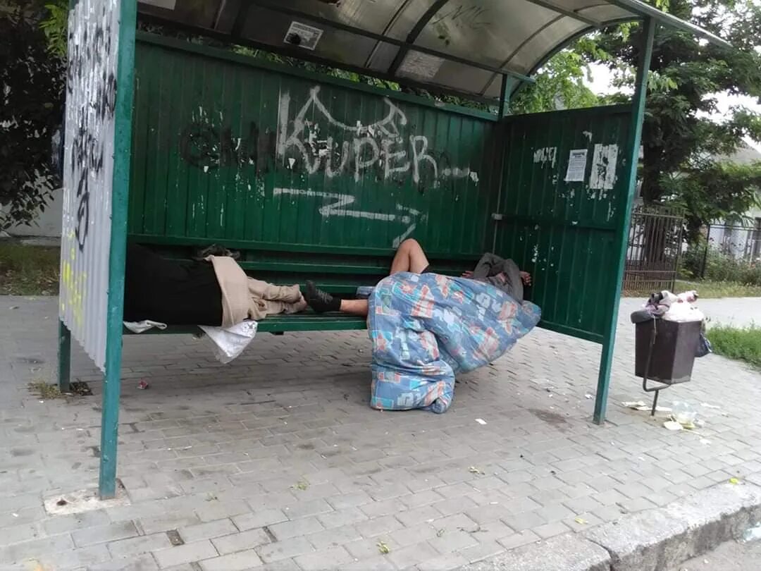 Алкаш на остановке. Алкаш на остановке. Спящий бомж на остановке. Алкаш на остановке. Алкаш на остановке.