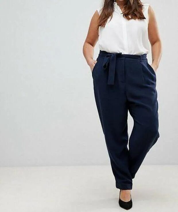 Брюки скрывающие живот. Фасон брюк скрывающий живот. Классические брюки для полных женщин. Брюки для полных женщин стильные. Брюки скрывающие живот и бока фото.