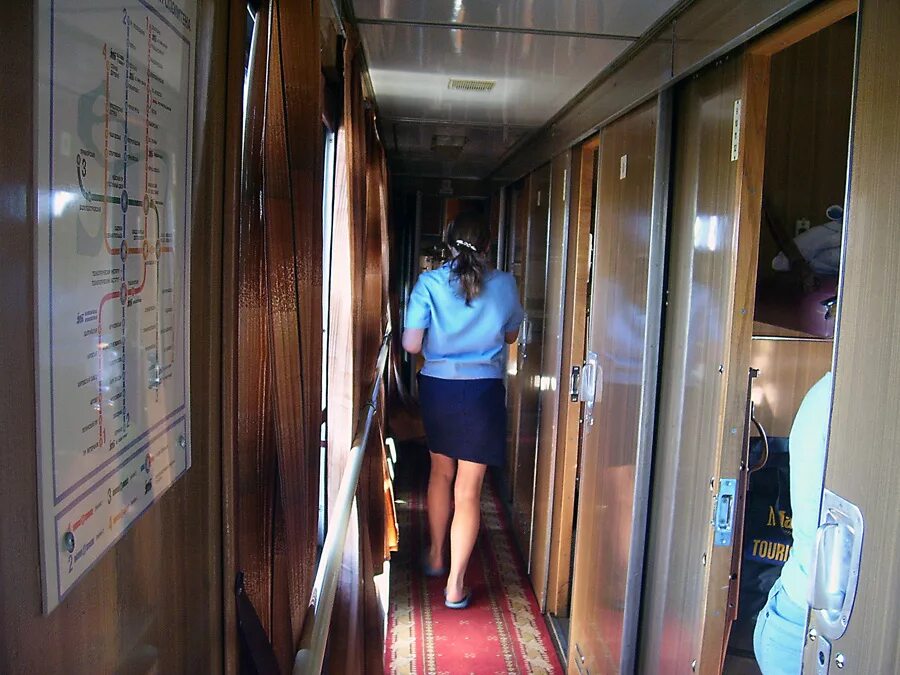 Купе поезда жена рассказ. Проводница в купе. проводница плацкартного вагона. проводница поезда в купе. девушки проводницы в вагоне.
