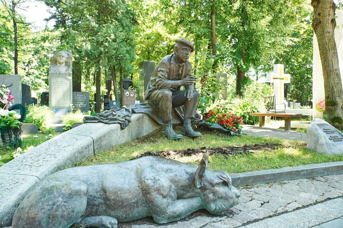 Новодевичье кладбище известные захоронения. Новодевичье кладбище Никулин. Центральная аллея Новодевичьего кладбища. Московские могилы Новодевичье кладбище. Новодевичье кладбище в Москве памятники.