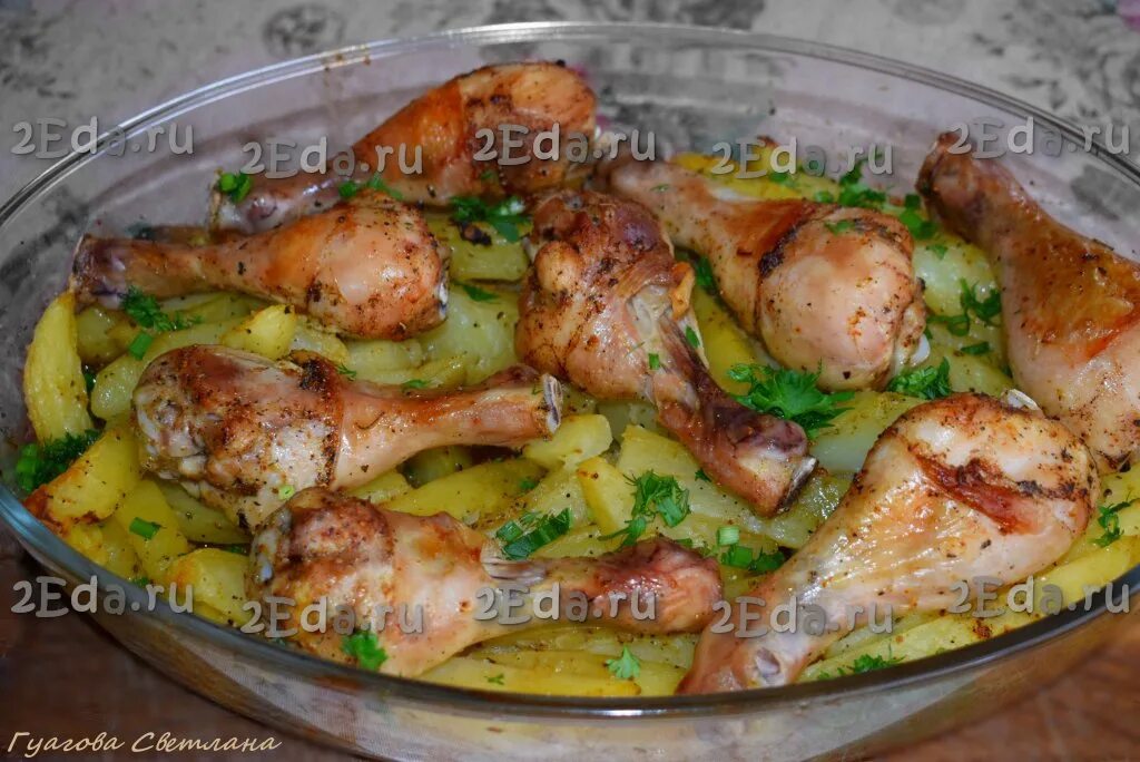 Куриные голени с картофелем в духовке. Куриные голени с картошкой в духовке. Куриные голени с картошкой в духовке. Запеченная курица с картошкой. Куриные ножки с картошкой в духовке.