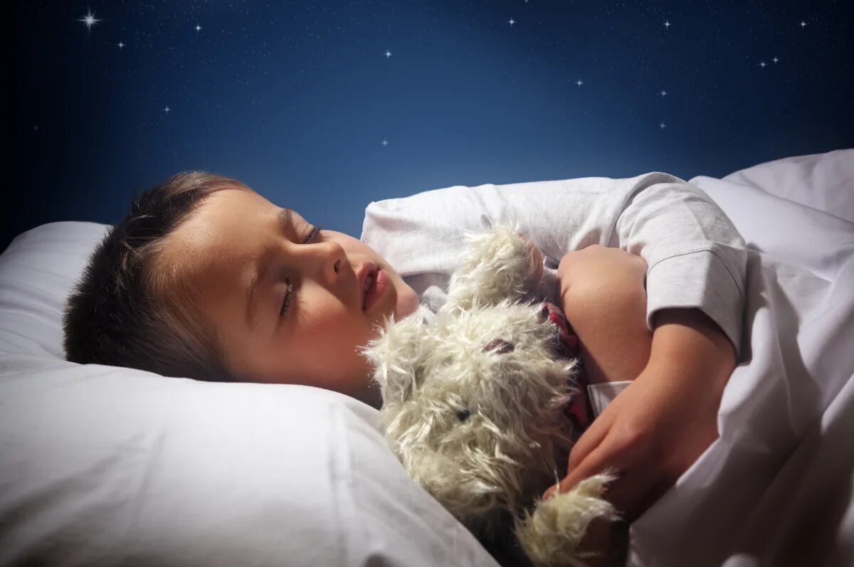 День сна для детей. Спящий ребенок. Детский сон. Спящий ребенок ночью. Спокойного сна.