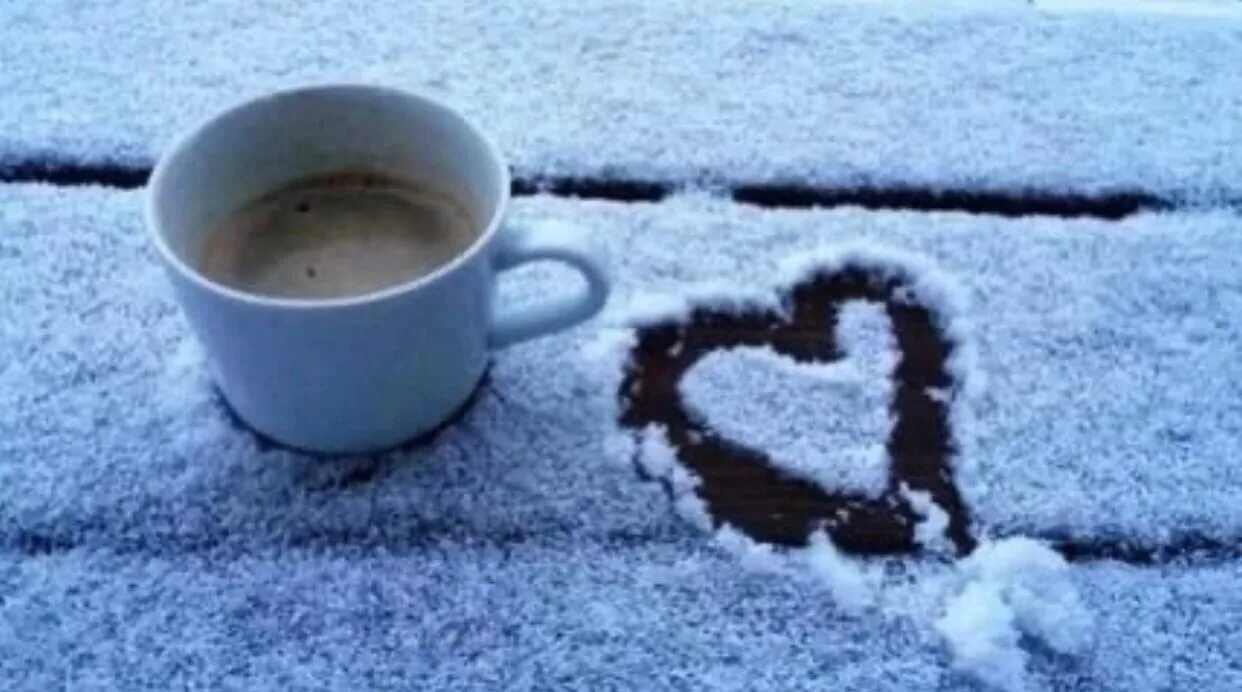 Снежок утром. Кружка кофе на снегу. Доброе Снежное утро. Утро снег. Утро кофе снег.
