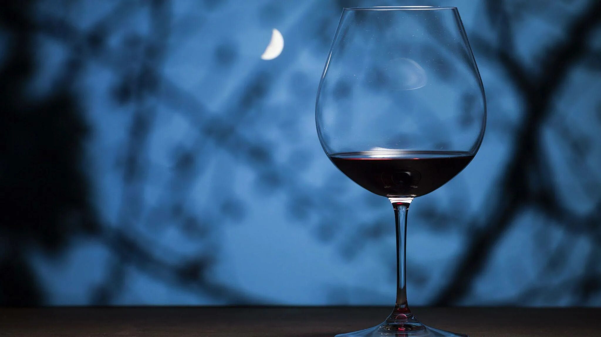 Бокал с вином. Лунное вино. Ночь вино. Бокал вина ночь. Ночь в бокале песня