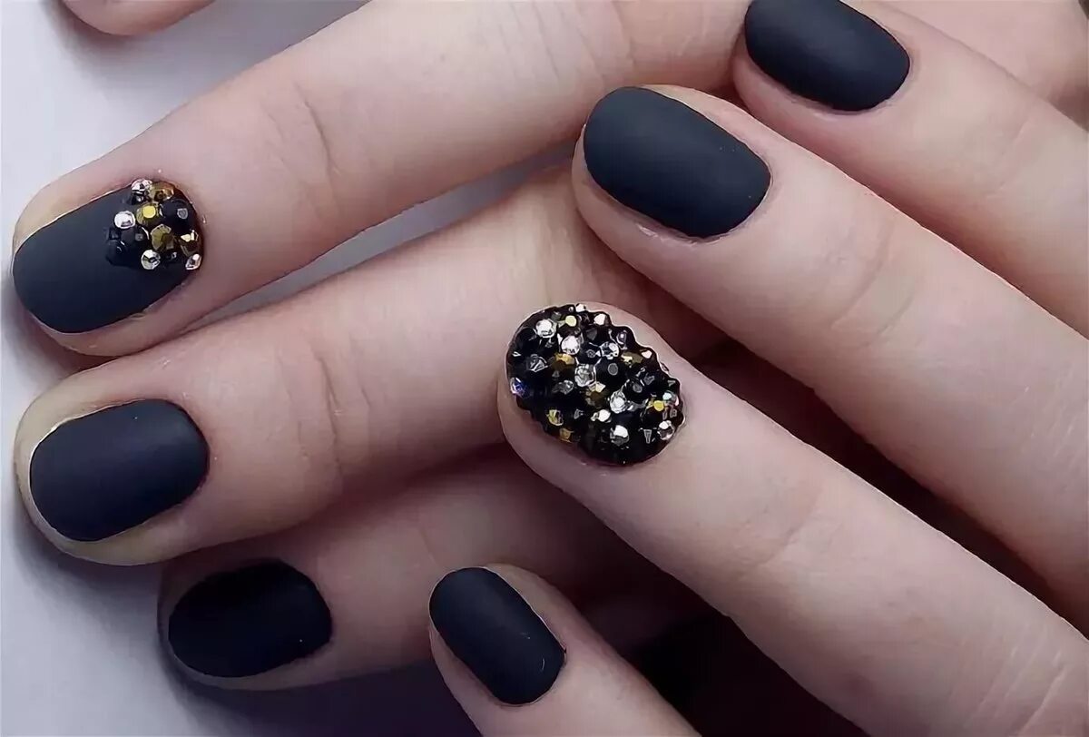 Черный матовый. Матовый маникюр. Красивый матовый маникюр. Черные матовые ногти. Черный матовый маникюр со стразами.