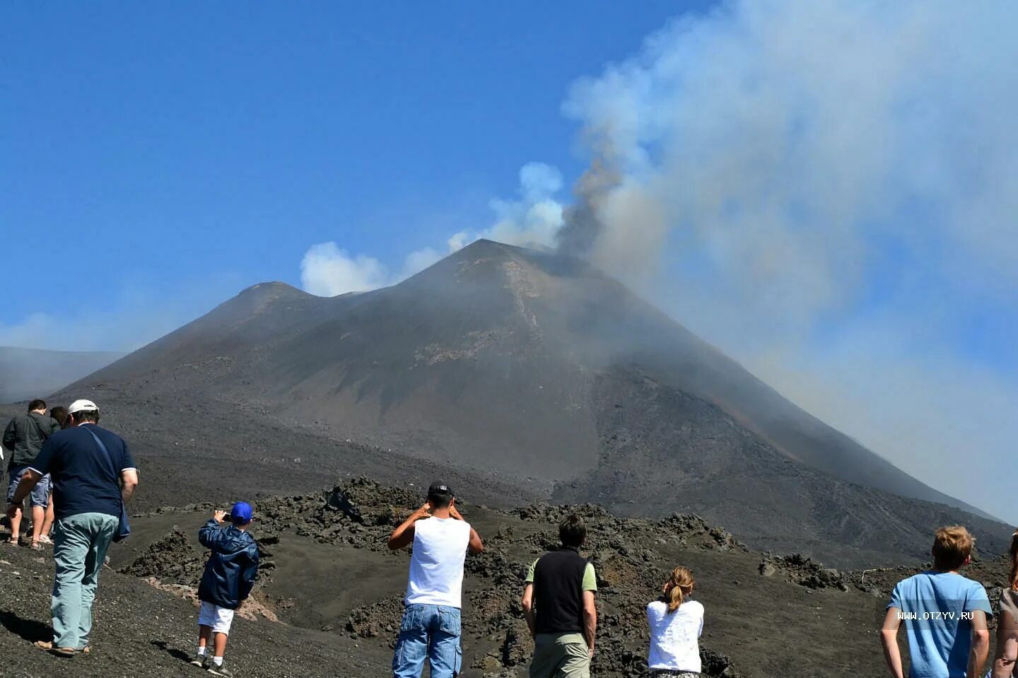 Где находится действующий вулкан этна. Вулкан Этна экскурсия. Этна Сицилия. Сицилия вулкан Этна экскурсии. Италия Этна туристы.