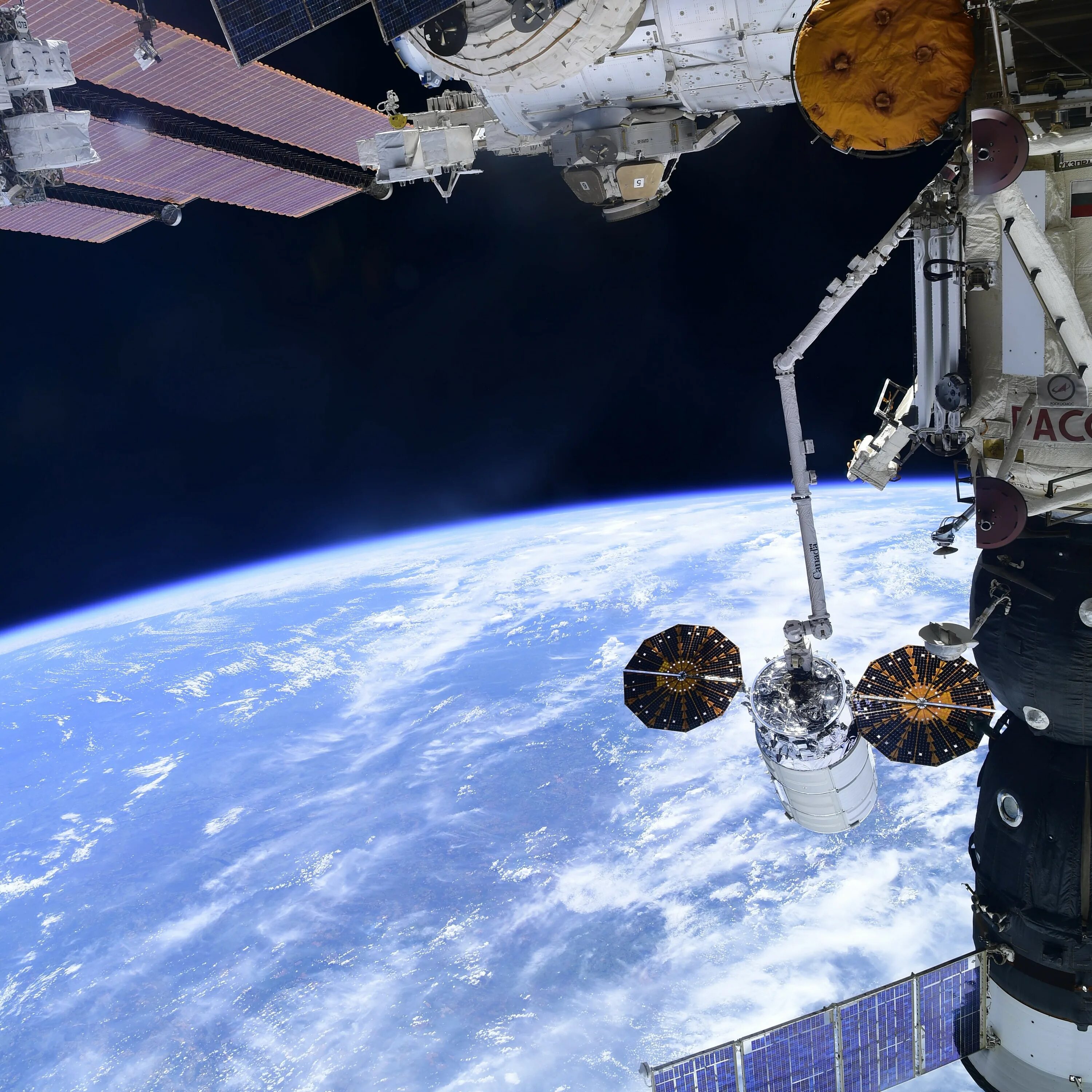 Какой год сейчас в космосе. МКС станция Космическая 2021. Роскосмоса МКС. Снимки Космонавтов из космоса. Снимки с МКС.