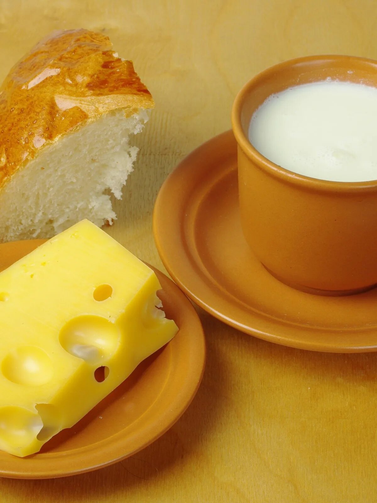 Кофе и бутерброд с сыром. Молоко сыр хлеб. Кофе с сыром на завтрак. Сыр на тарелке. Завтрак с сыром.
