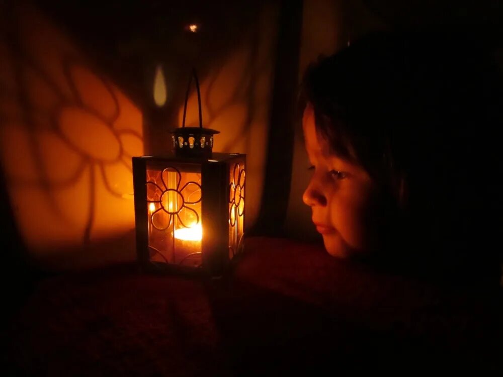 Свеча перед иконой. Свеча во мраке. Тишина мои свечи зажжены вновь так круг. Тишина на свечи. Минута молчания свеча памяти.