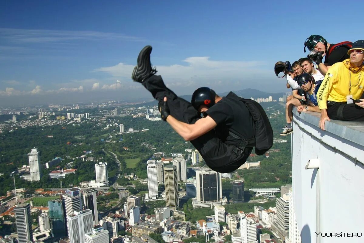 Бесстрашные спортсмены экстремалы. Джеб Корлисс. Бейсджампинг. Экстремалы. Бейсджампинг с крыши.