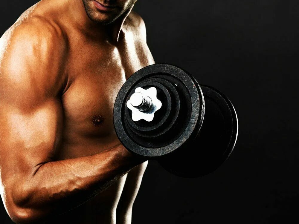 Спортивные мужские руки. Мужчина с гантелями. Парень с гантелей. Спортивный парень с гантелей. Спортсмен с гантелями.
