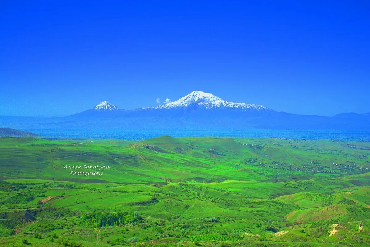 гора арарат с араратской долиной. территория горы арарат. хор вирап арарат. гора арарат и масис. гора арарат со стороны турции.
