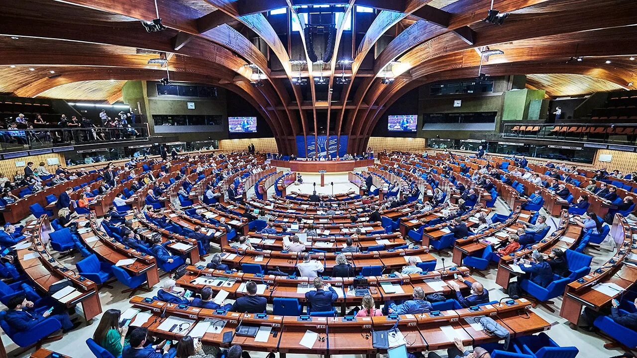 Зал заседаний парламентской Ассамблеи совета Европы в Страсбурге. Парламентская Ассамблея совета Европы (ПАСЕ). Совет Европы (Council of Europe).
