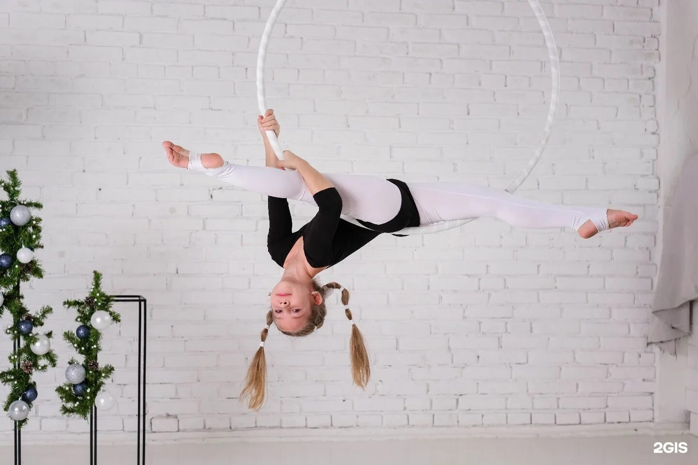 зал для воздушной гимнастики. воздушная гимнастика на полотнах. студия воздушной гимнастики для детей. логотипы студии воздушной гимнастики. зал для занятий на полотнах.