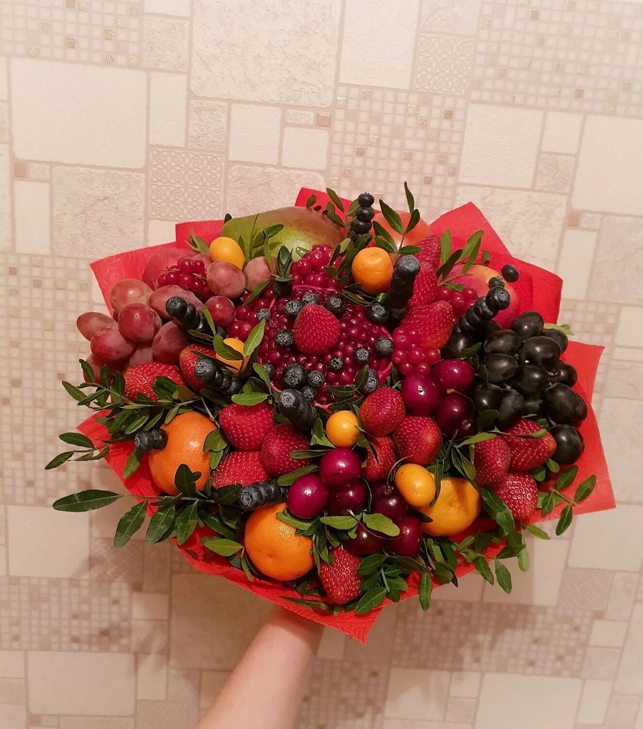 Сладкие букеты из фруктов. Букет с фруктами и цветами. Букет из ягод и фруктов. Букет из ягод и фруктов. Фруктовый букет с ягодами.