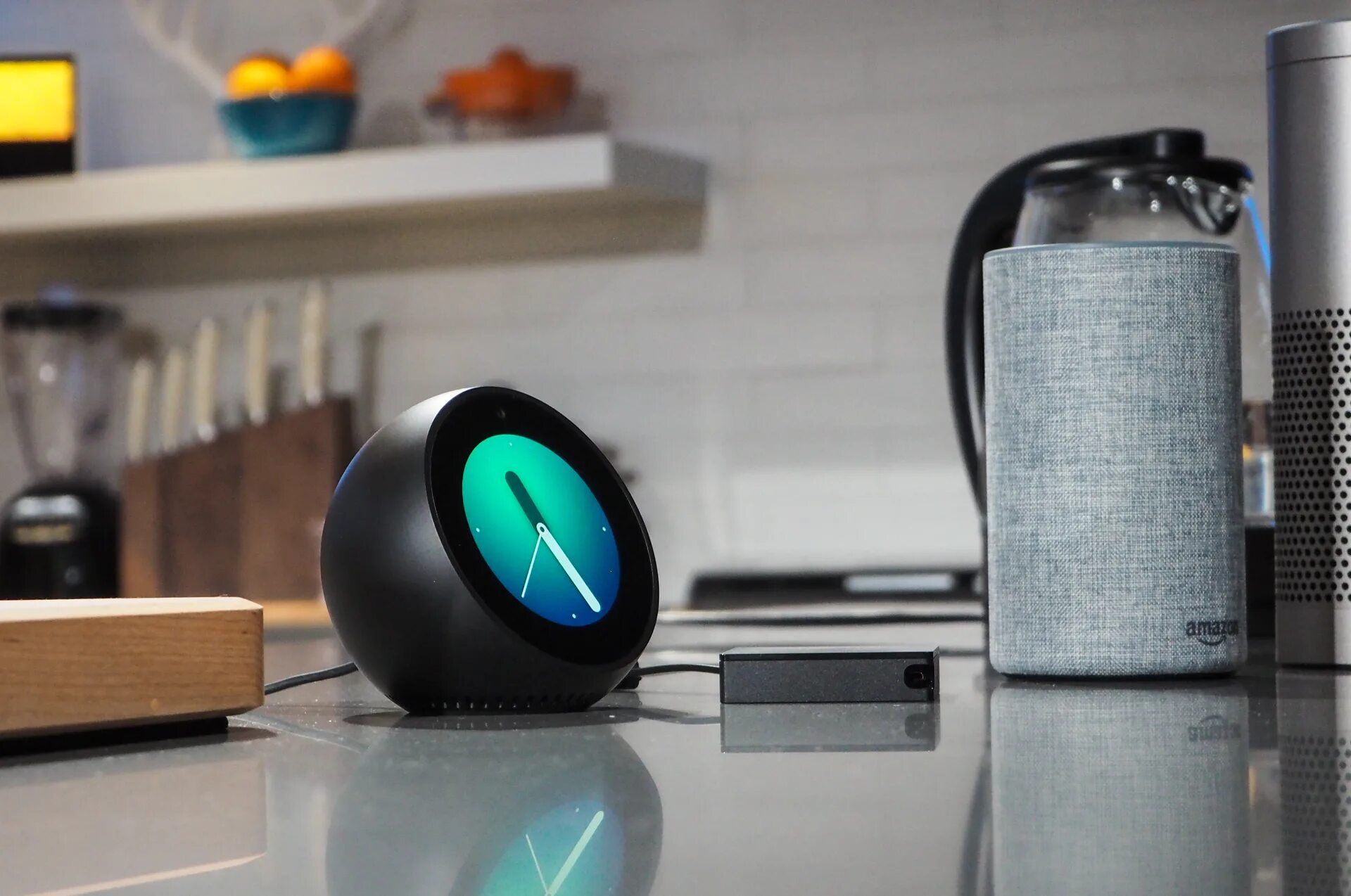 Умная колонка Amazon Echo spot. Умная колонка в интерьере. Колонка умный дом. Умная колонка будущего. Данные собранные умной колонкой