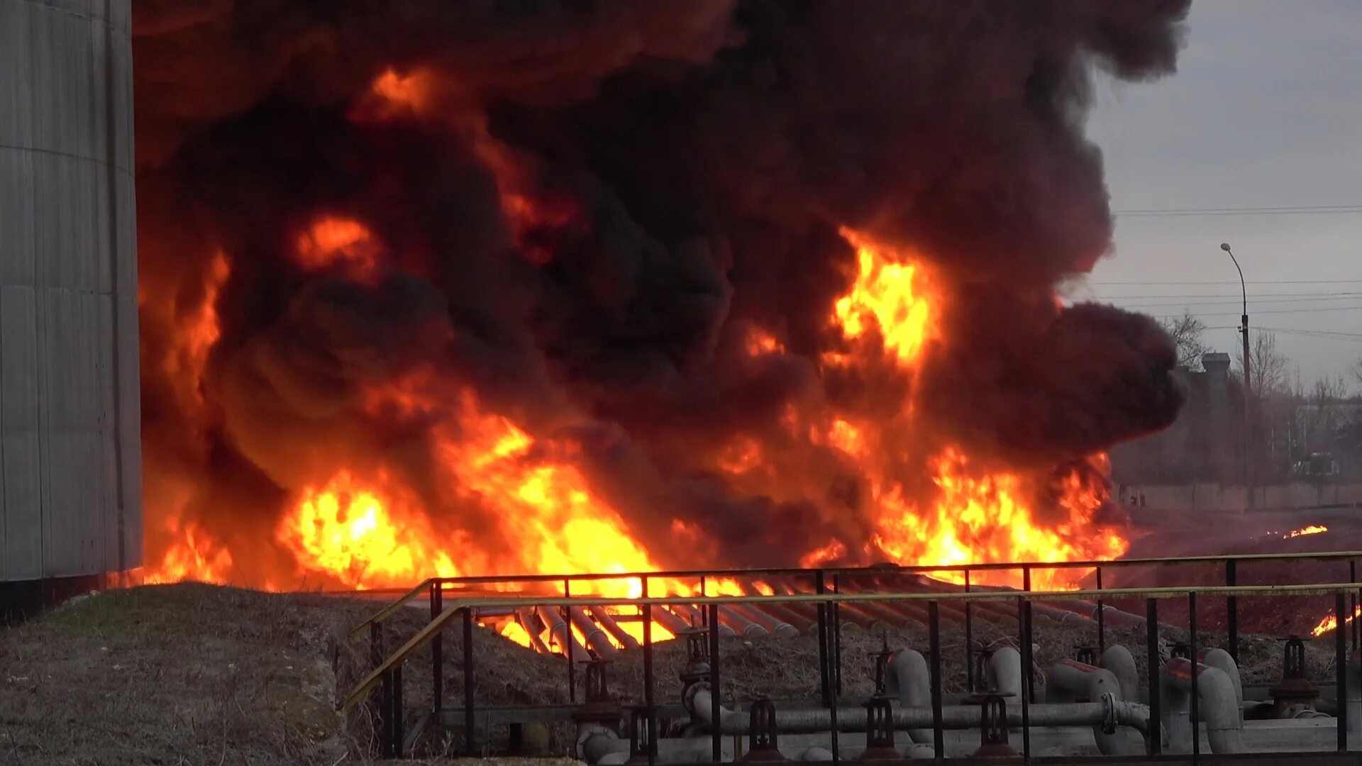 Удар по нефтебазе сегодня. Нефтебаза Луганск Руднева. Горит Нефтебаза в Луганске. Горит нефтехранилище. Пожар ЛНР.