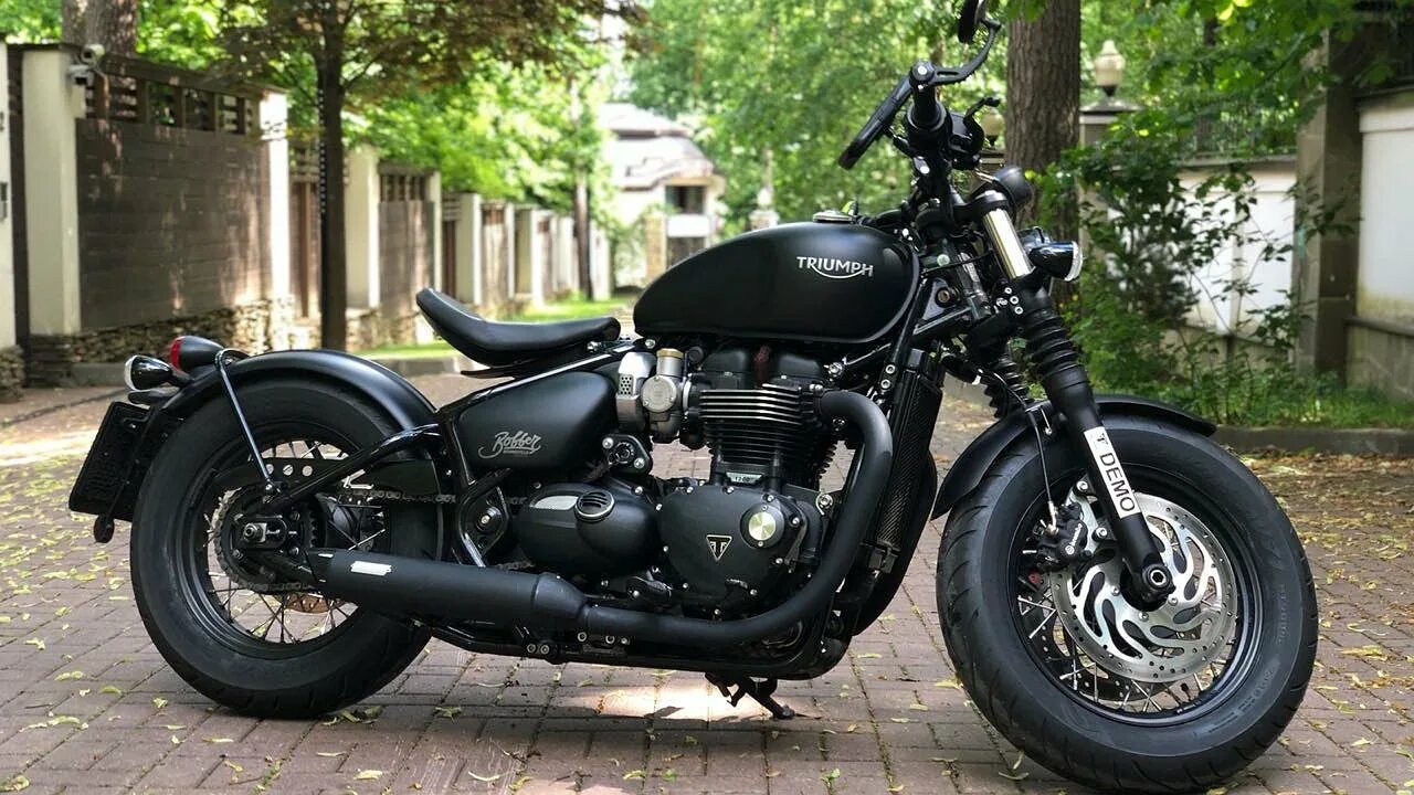 Триумф блэк. Триумф бонневиль боббер. triumph bonneville bobber black. triumph bonneville bobber black 2018. мотоцикл triumph bobber black 1200.
