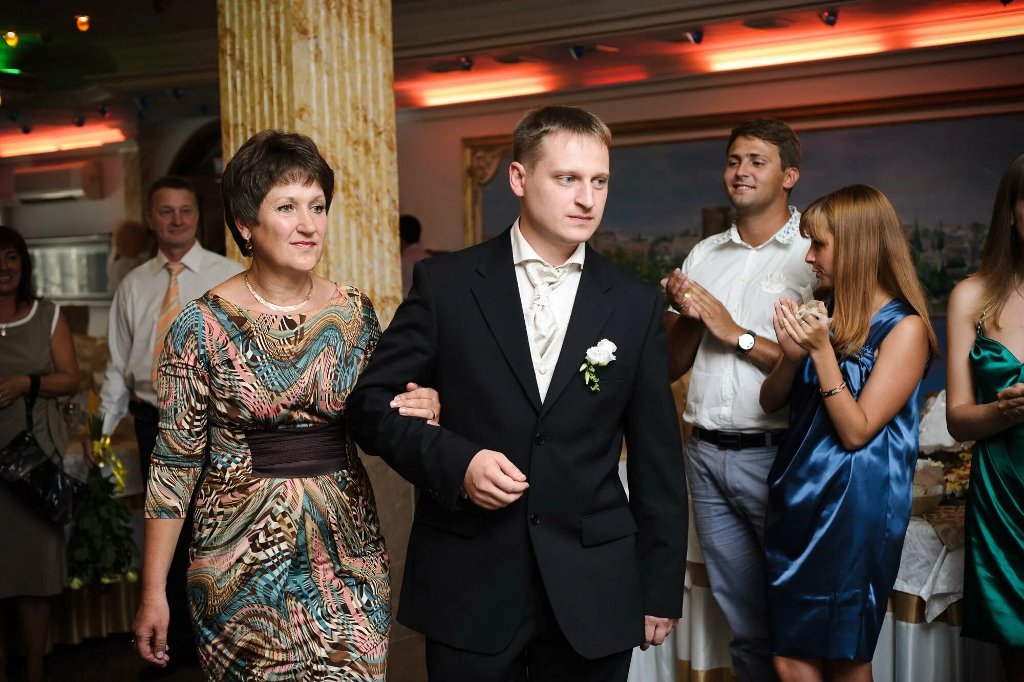Танец родителей на свадьбе. Невеста с родителями. Цветы для мамы невесты. Родители жениха и невесты. Фотосессия жениха.