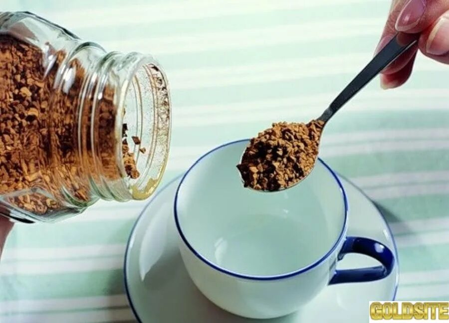 Как правильно заваривать растворимый кофе. Кофе растворимый. растворимый кофе в кружке. пьет растворимый кофе. кофе растворимый в чашке.