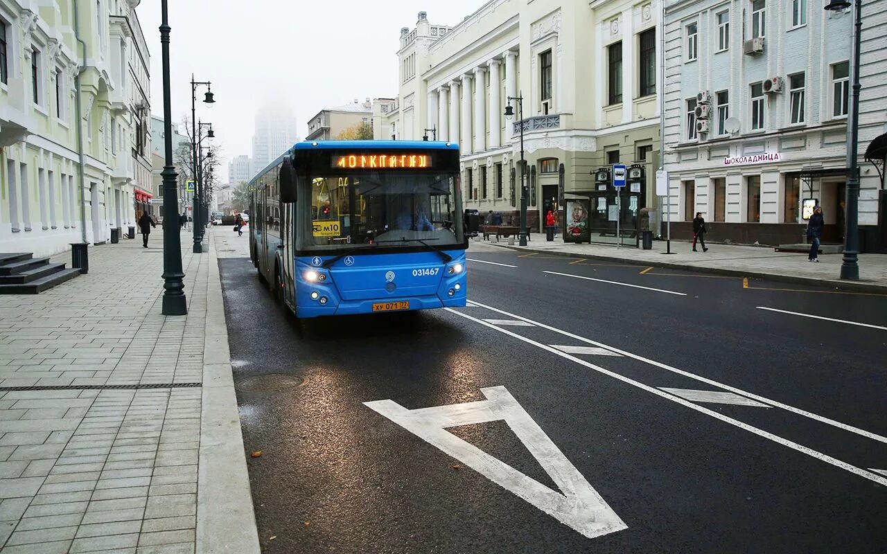 Выделенка в Москве. Полоса для общественного транспорта. Выделенная полоса. Выделенная полоса для автобусов.