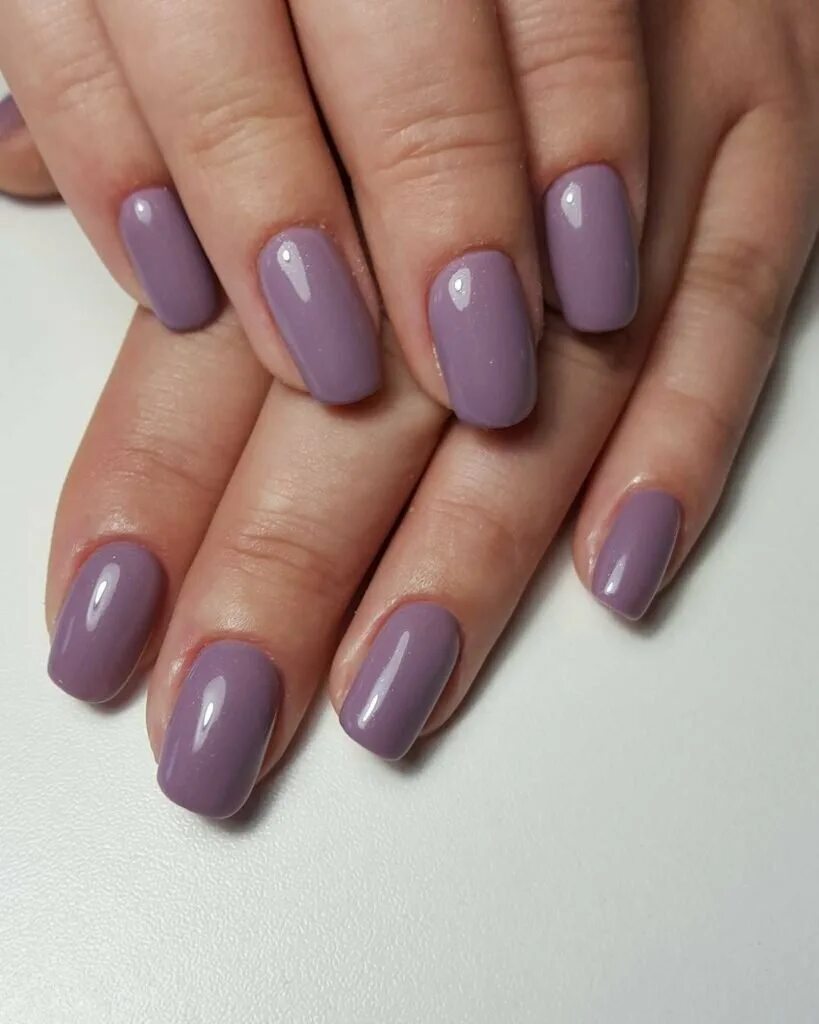 Маникюр однотонное покрытие. Ногти короткие. Маникюр в коричневых оттенках. Розоофиолетовый маникюр. Коричневый маникюр однотонный.