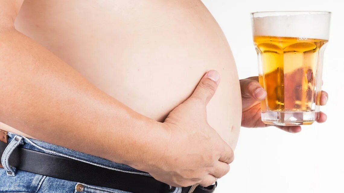 алкогольный живот. алкогольный живот. алкоголь беременных женщин. алкогольный живот. девушка с пивным животом.