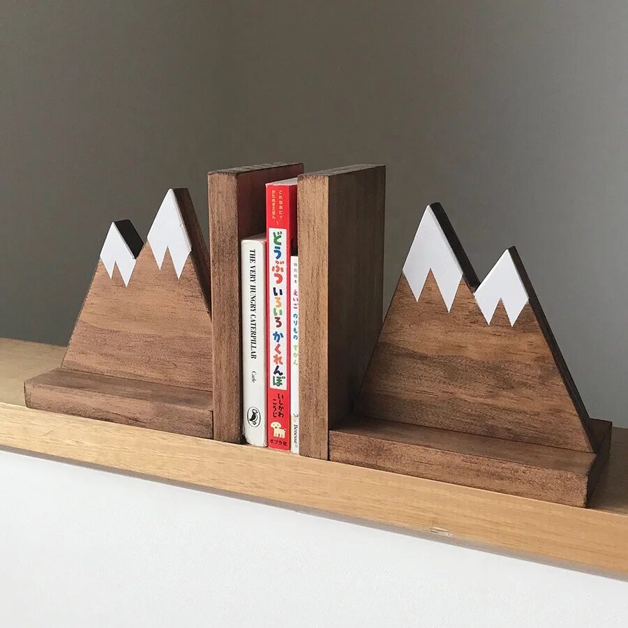 Как сделать подставку для книг. Держатель для книг дерево. подставка для книг деревянная. подставка для книг из дерева. держатель для книг из дерева.