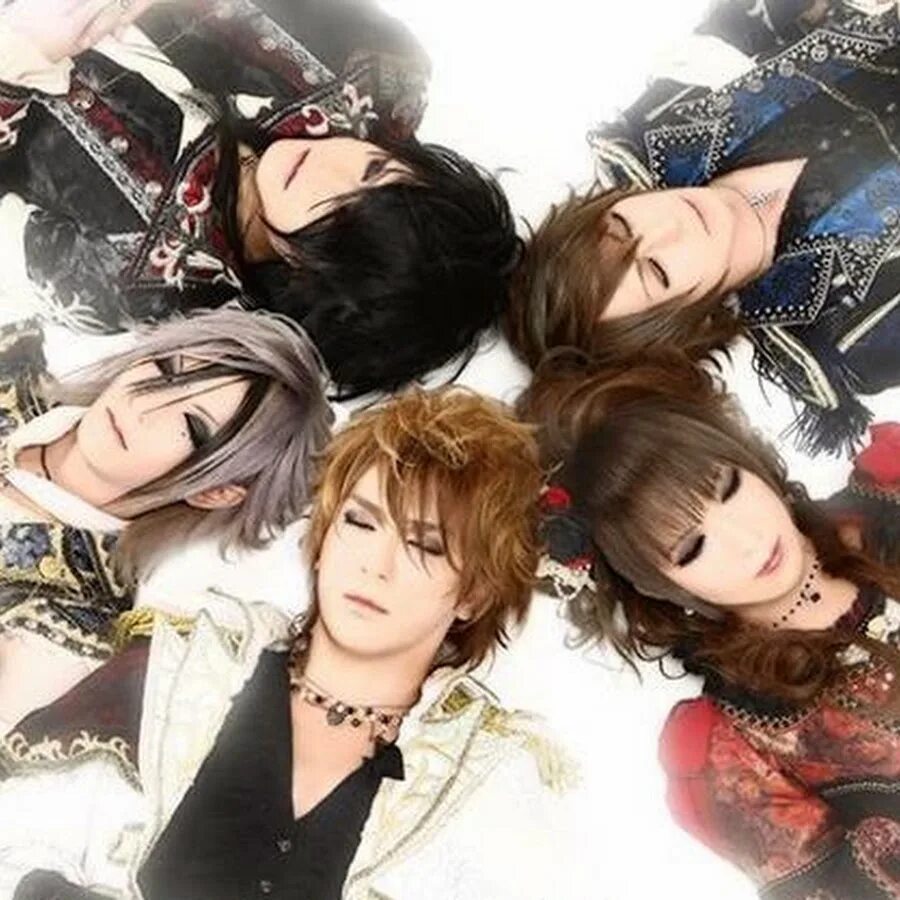 Versailles live. Versailles группа. Versailles Kamijo без грима. Versailles Visual Kei. Юдзи Камидзё и Хизаки.