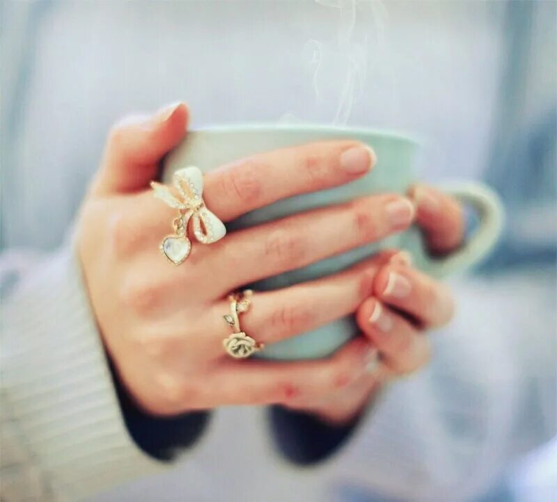 Девочка милашка в руках колечки. Кольцо для помолвки. Парень держит девушку за руку. Свадебная фотосессия кольца. Кольцо на руке.