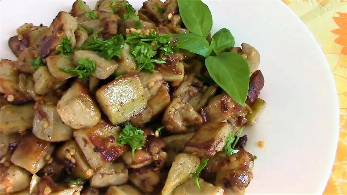 Баклажаны вкуснее грибов рецепт. Жареные грибы с баклаженам. Баклажаны жареные с грибами. Баклажаны с луком. Баклажаны жареные с луком.