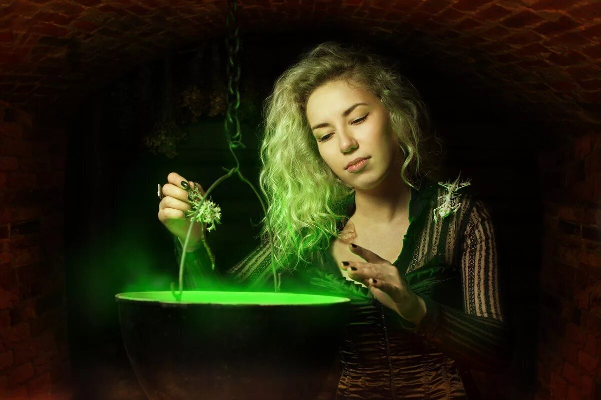 Заклинания. 1 2 3 4 5 начинаем колдовать. Ведьма с деньгами и магией. Halloween ведьминское зелье. Заклинания.