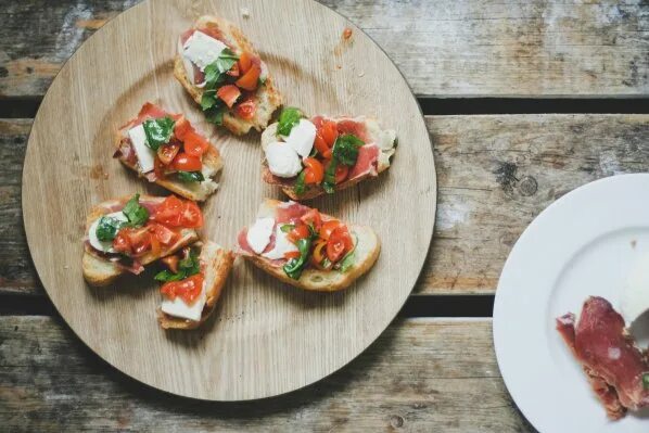 брускетта с прошутто. брускетта с хамоном и помидорами. брускетта с помидором и хамоном. брускетта с пармской ветчиной. брускетта с помидором и хамоном.