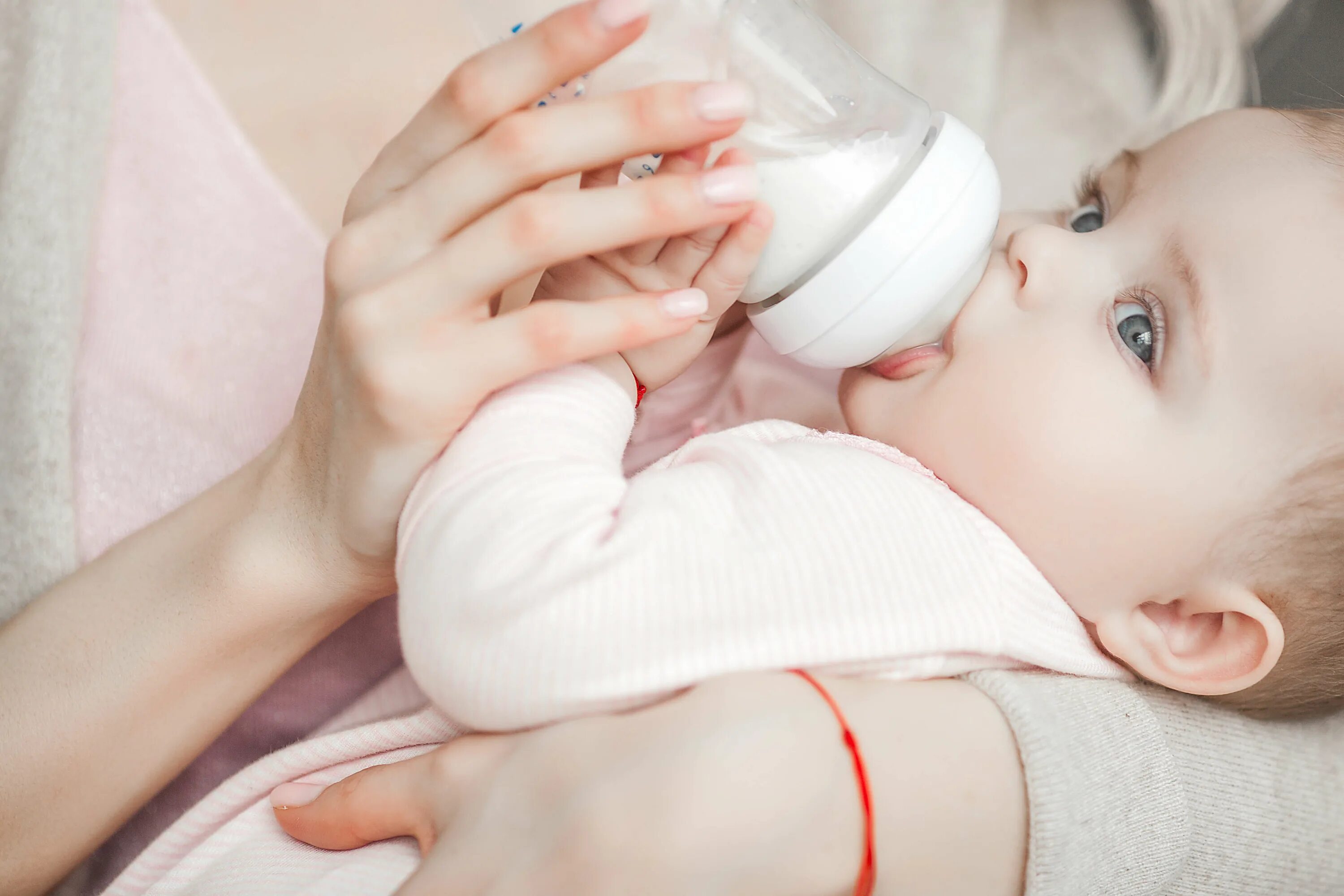 Новорожденный ребенок можно давать воду. Бутылочка для кормления. Бутылочка для кормления новорожденного. Малыш с бутылочкой. Кормление из бутылочки.