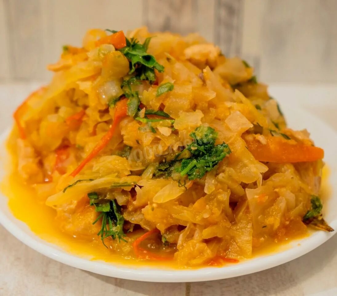Капуста с фаршем. Подача тушеной капусты. Тушеная кислая капуста. Свежая тушеная капуста приготовить. Свежая тушеная капуста приготовить.