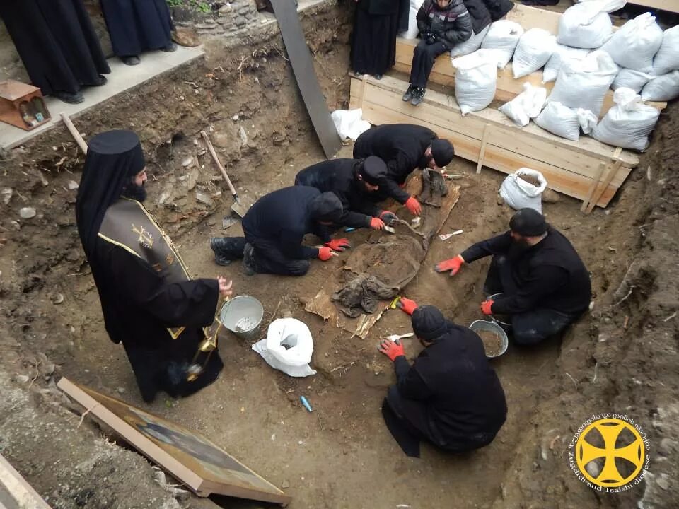 мощи преподобного гавриила ургебадзе. святитель гавриил ургебадзе. мощи прп гавриил ургебадзе. гавриил ургебадзе могила святого. мощи мл гавриила белостокского.